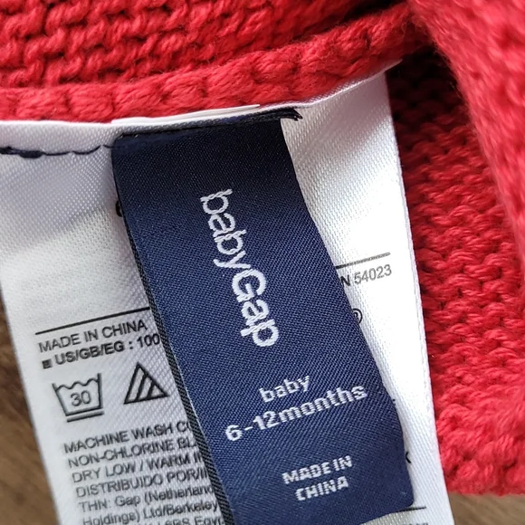 Red knit gnome baby hat - Picture 6 of 6